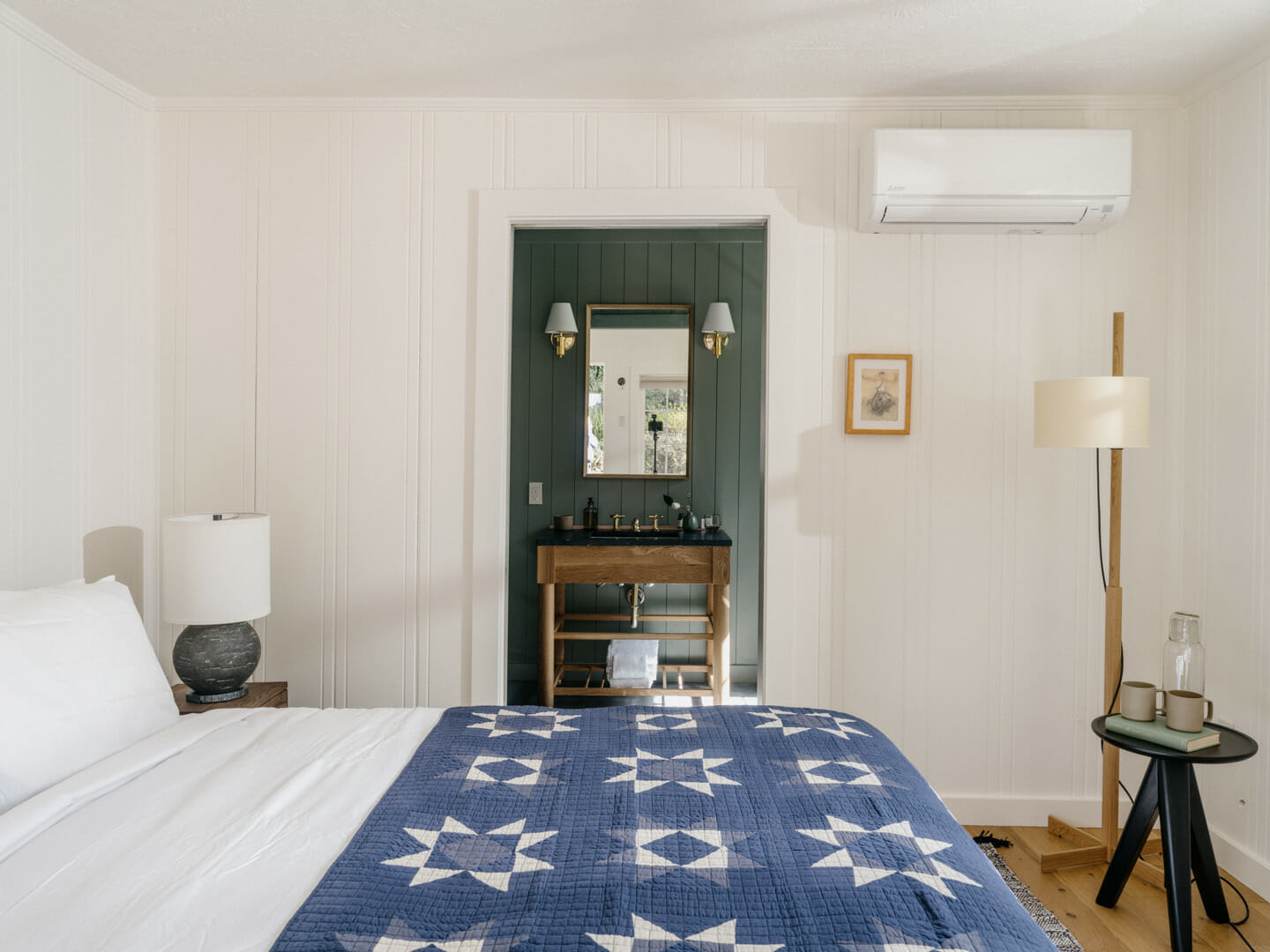 Cozy Guerneville cabin with rainfall shower and spa-style bathroom near Russian River