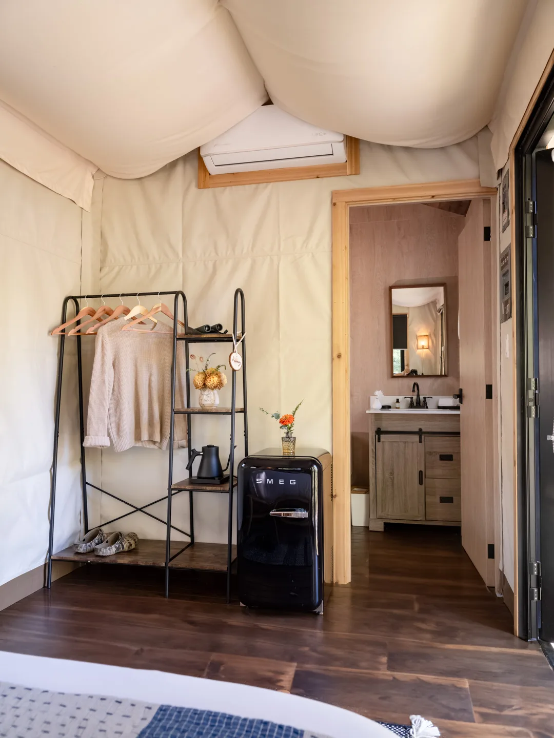 Woj-Dawn-1023-0251 Glamping tent showing bedding