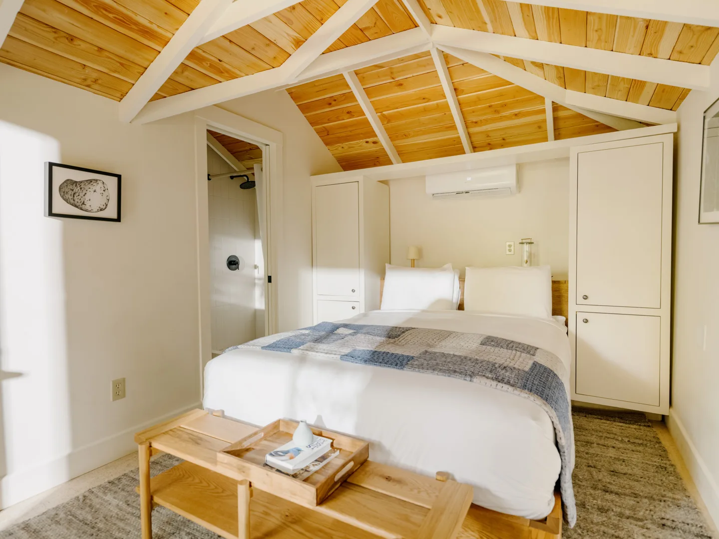 Light-filled Sycamore cabin in Guerneville wine country at Dawn Ranch